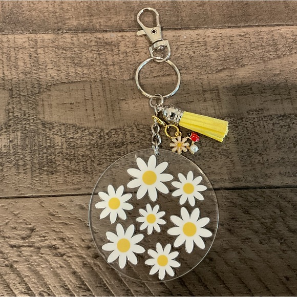Handcrafted Daisy Floral Motel Keychain with Yellow Tassel New - Picture 1 of 3